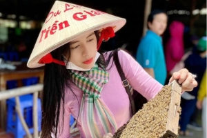 Thuyền ghé Cù lao Thới Sơn để thăm nhà của người dân miệt vườn nuôi ong mật và thưởng thức sản phẩm làm từ con ong