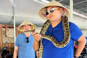  Chụp ảnh lưu niệm cùng chú trăn thân thiện.